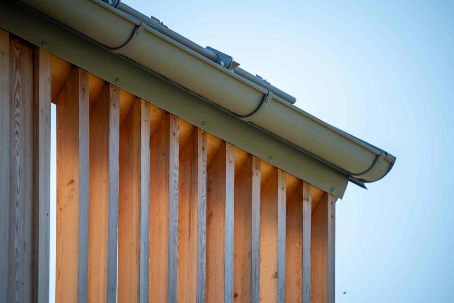 Angolo relax interno con poltrona vicino alla vetrata della casa sull'Altopiano