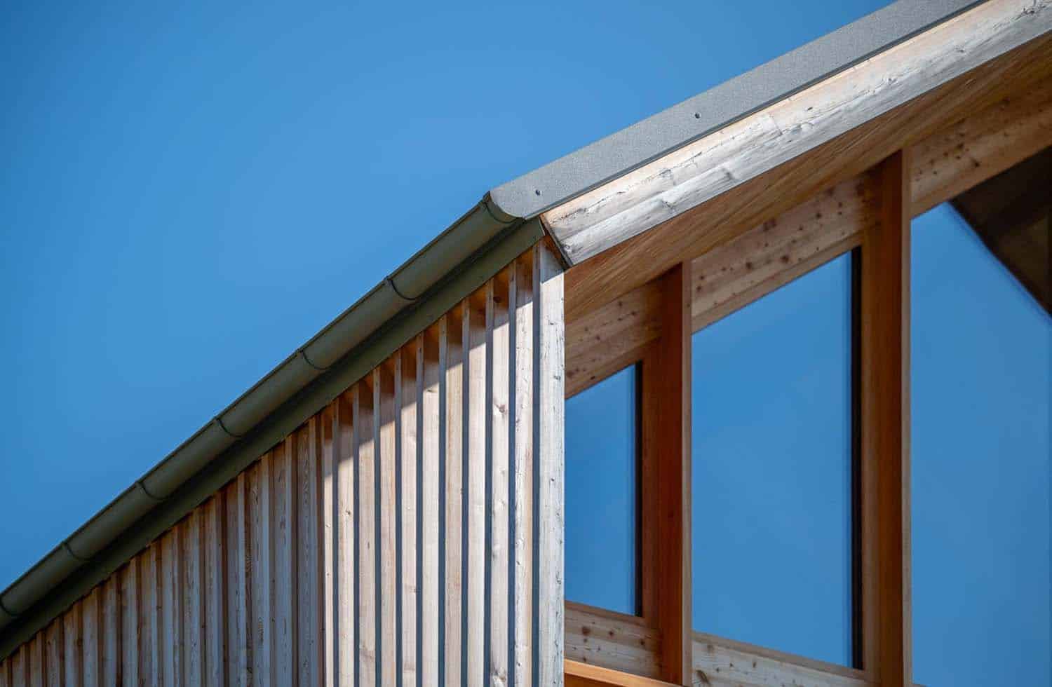 Vista dal soppalco sulla zona giorno sottostante e la vallata esterna