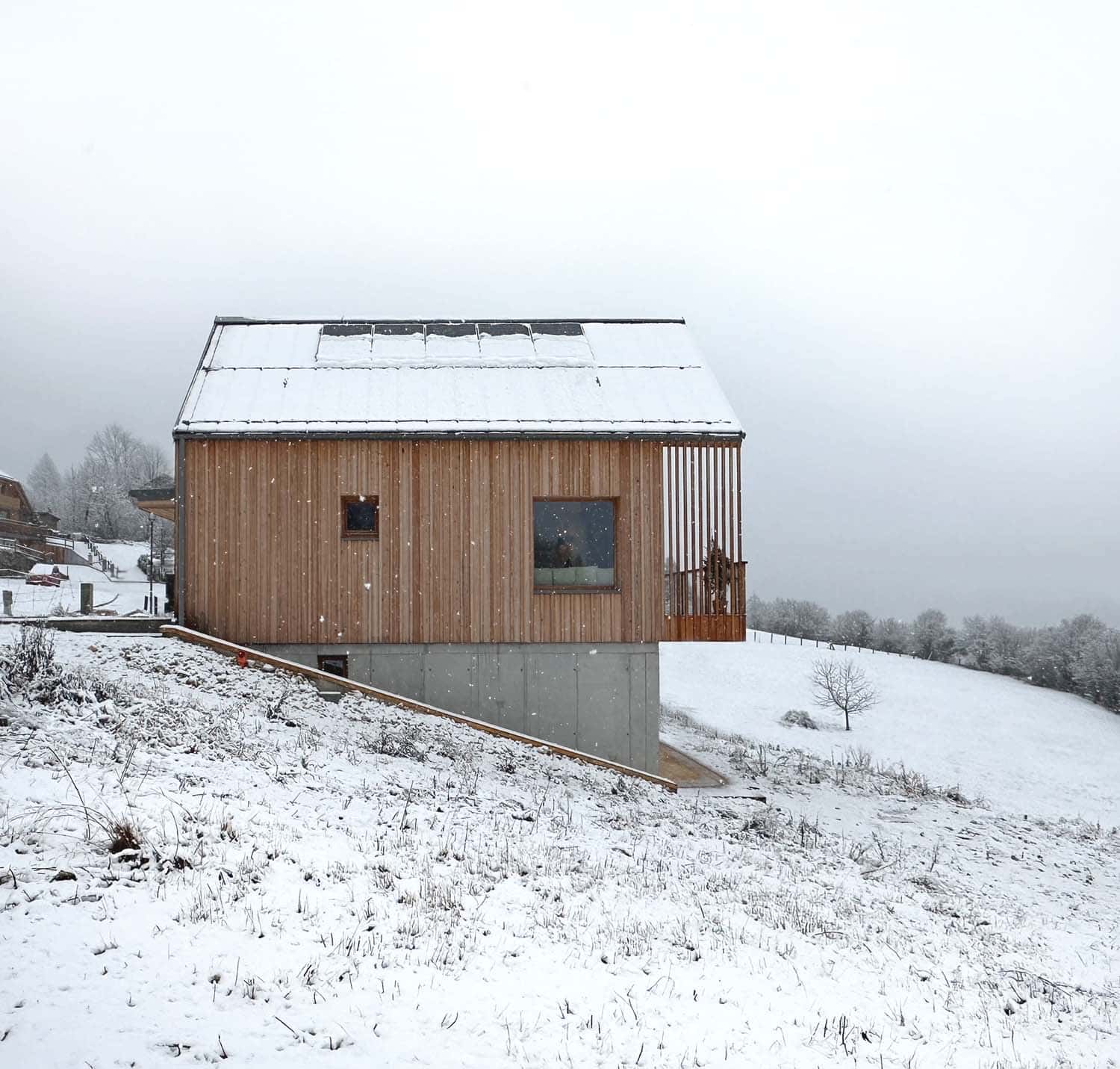 Interno zona giorno con ampia vetrata sulla vallata, casa sull'Altopiano