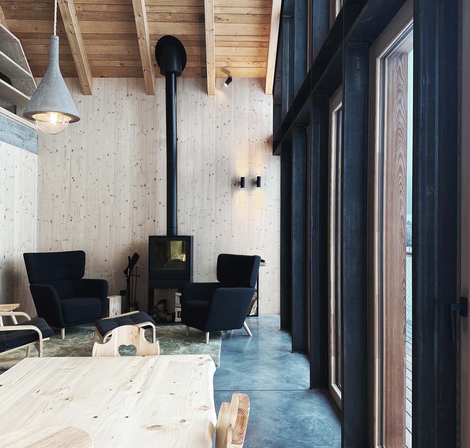 Dettaglio della facciata in legno e della vetrata della casa sull'Altopiano