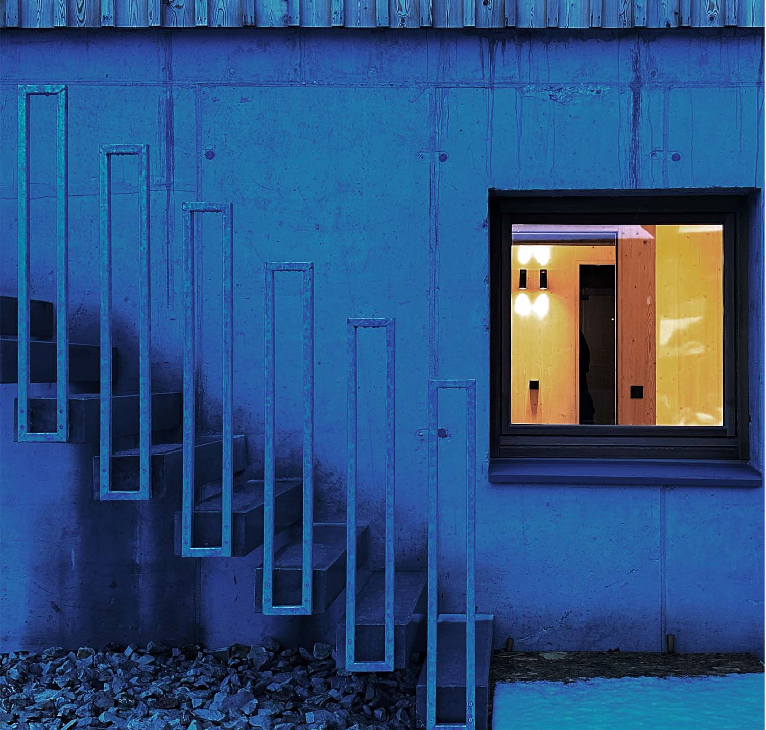 Terrazza esterna coperta con tavolo e sedie in legno, vista Altopiano Asiago