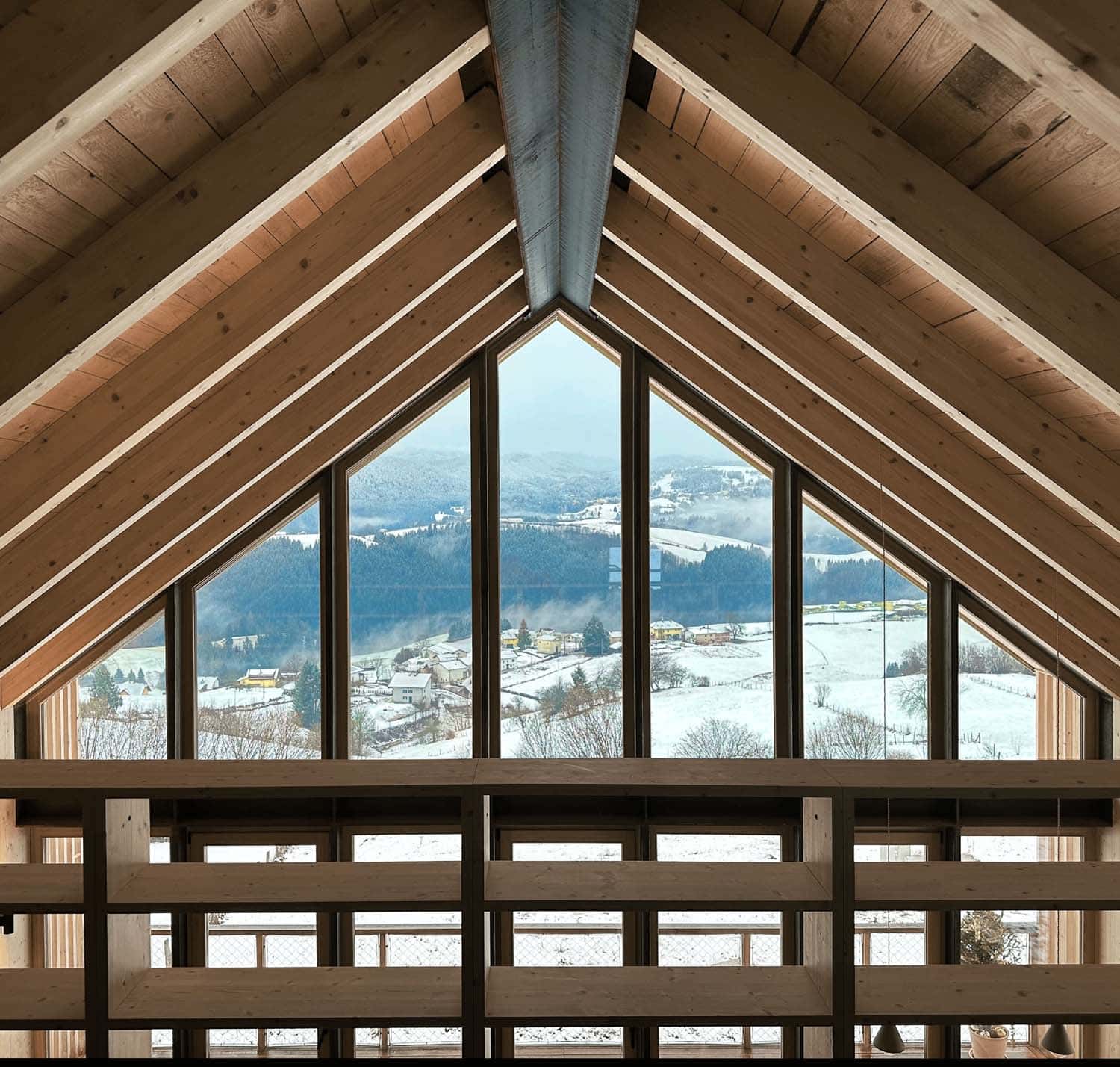 Pianta piano interrato e prospetto sud della casa a Roana