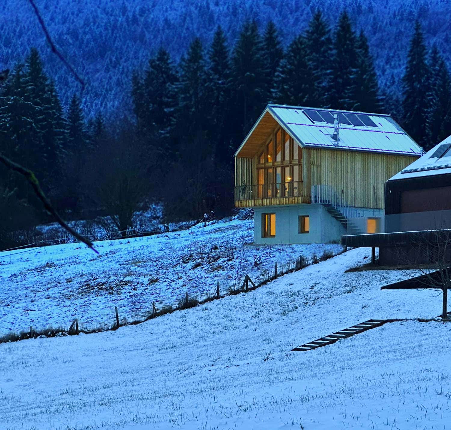 Vista esterna frontale casa sull'Altopiano di Asiago a Roana con rivestimento in legno