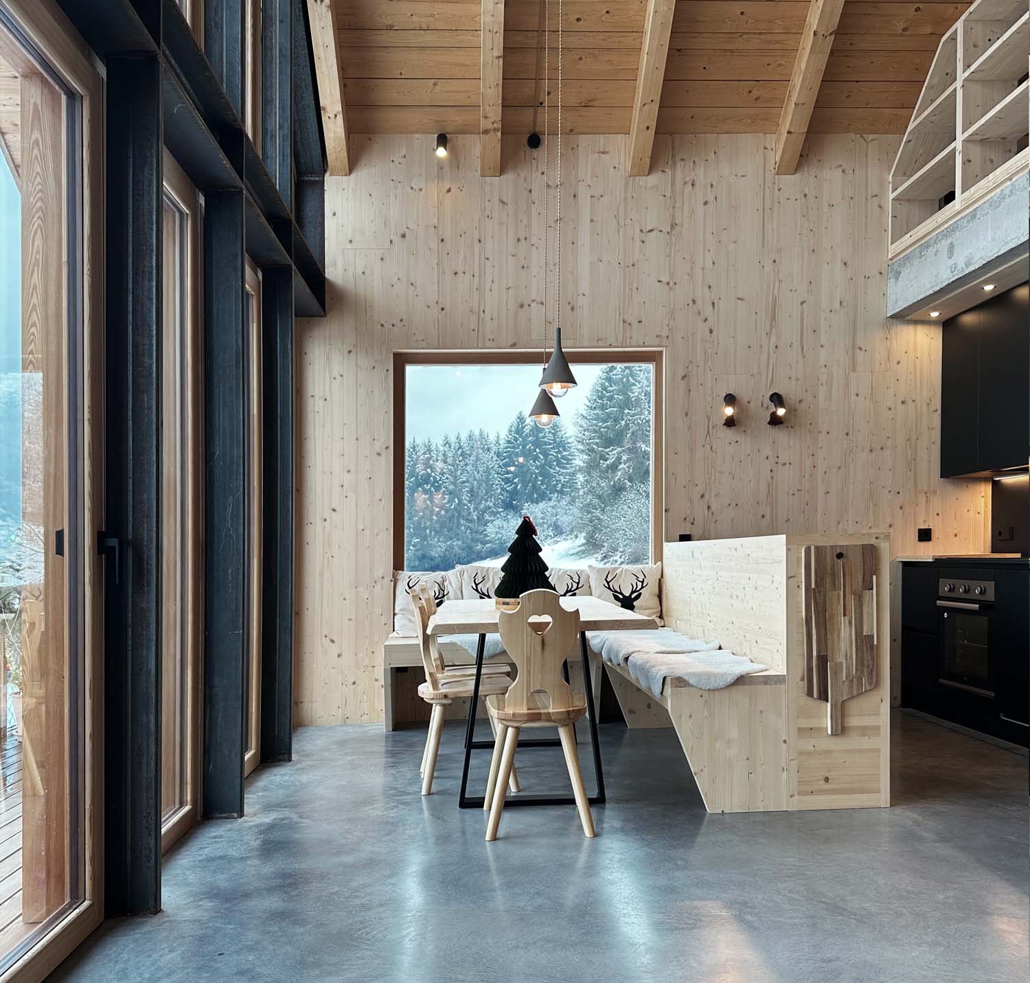 Vista esterna della casa in legno sull'Altopiano al tramonto