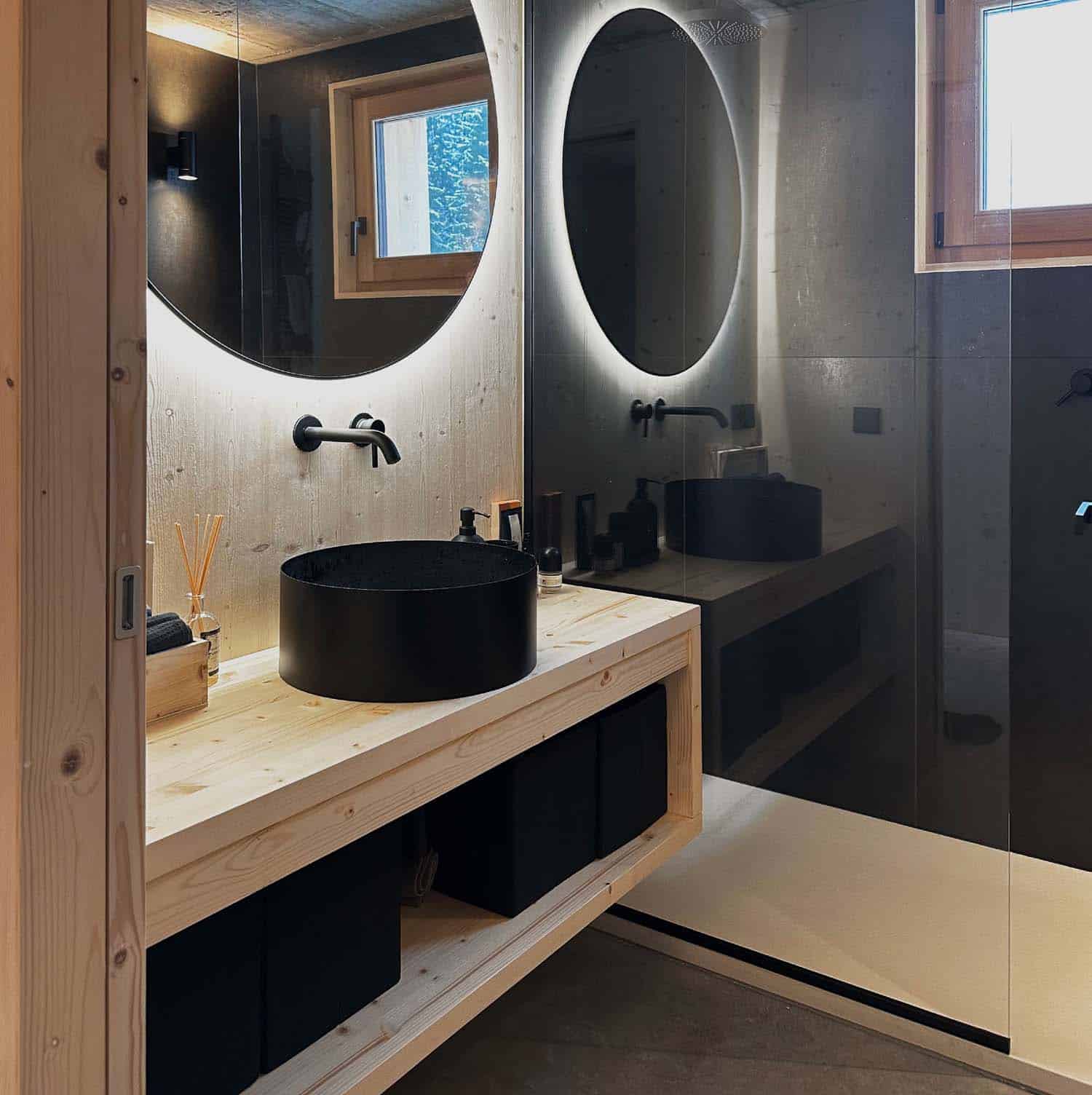 Casa sull'Altopiano di Asiago vista da lontano nel paesaggio invernale