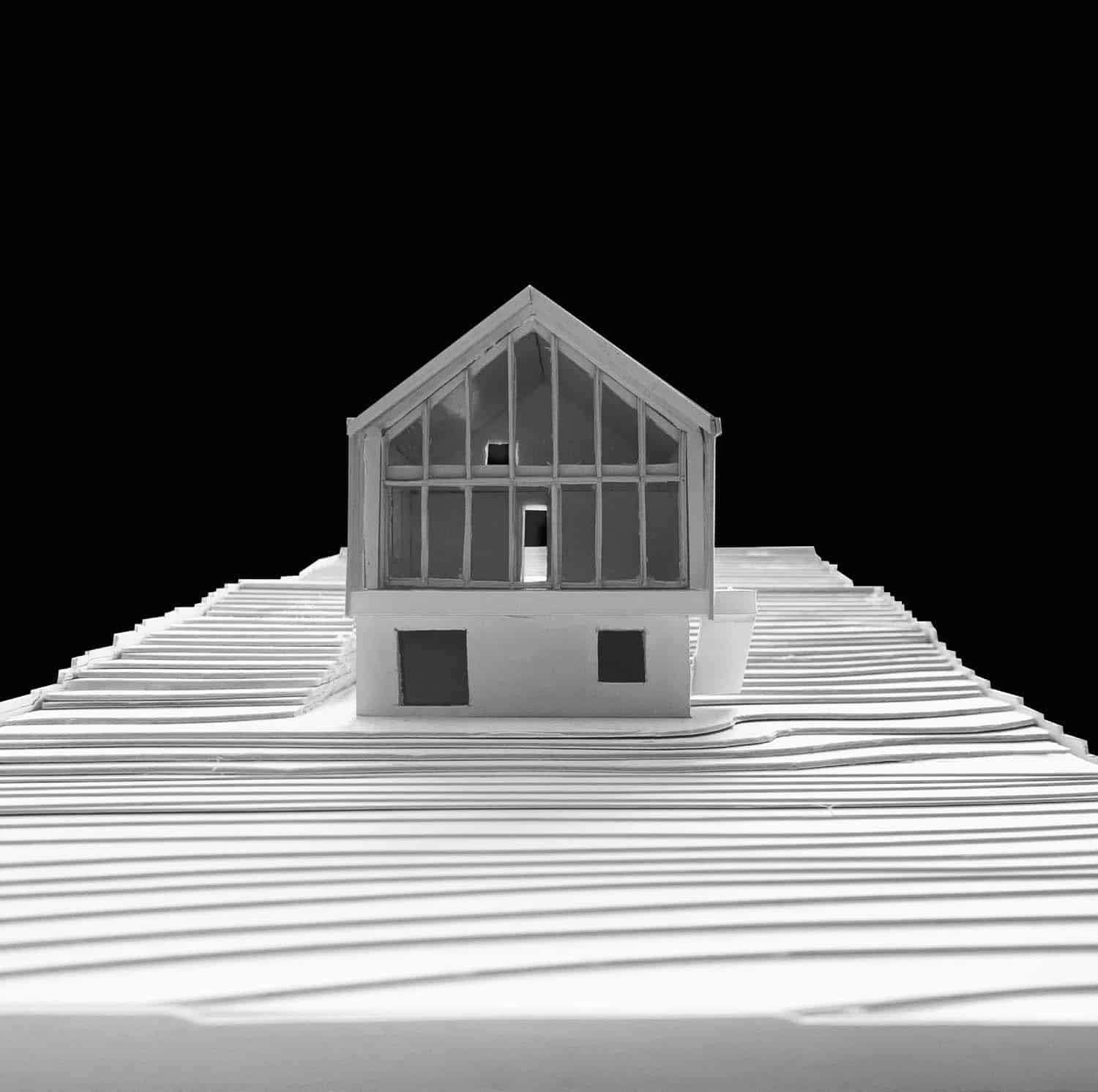 Vista laterale della casa con dettaglio del rivestimento in legno e ferro