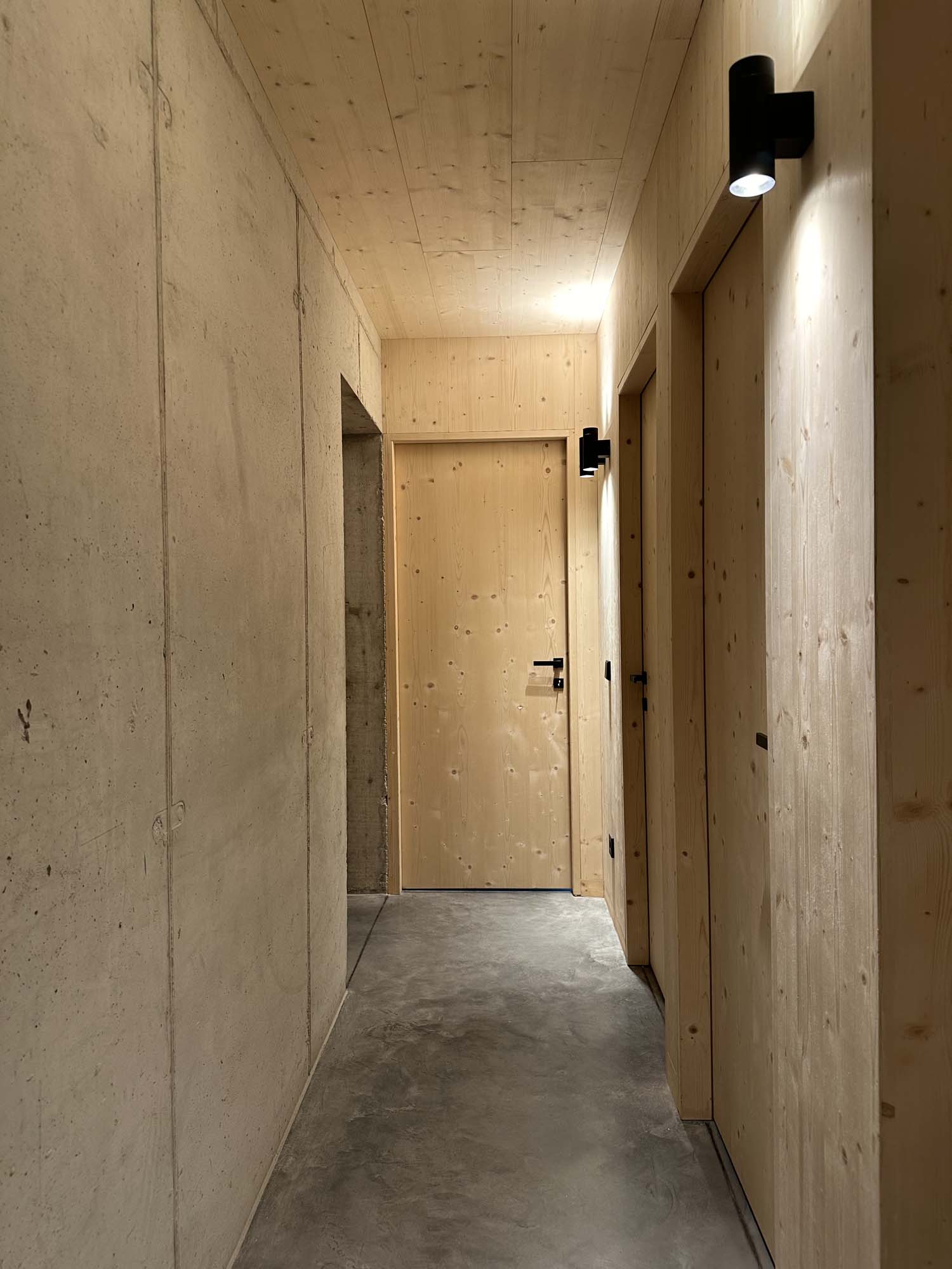 Scala interna in ferro grezzo che collega i piani della casa