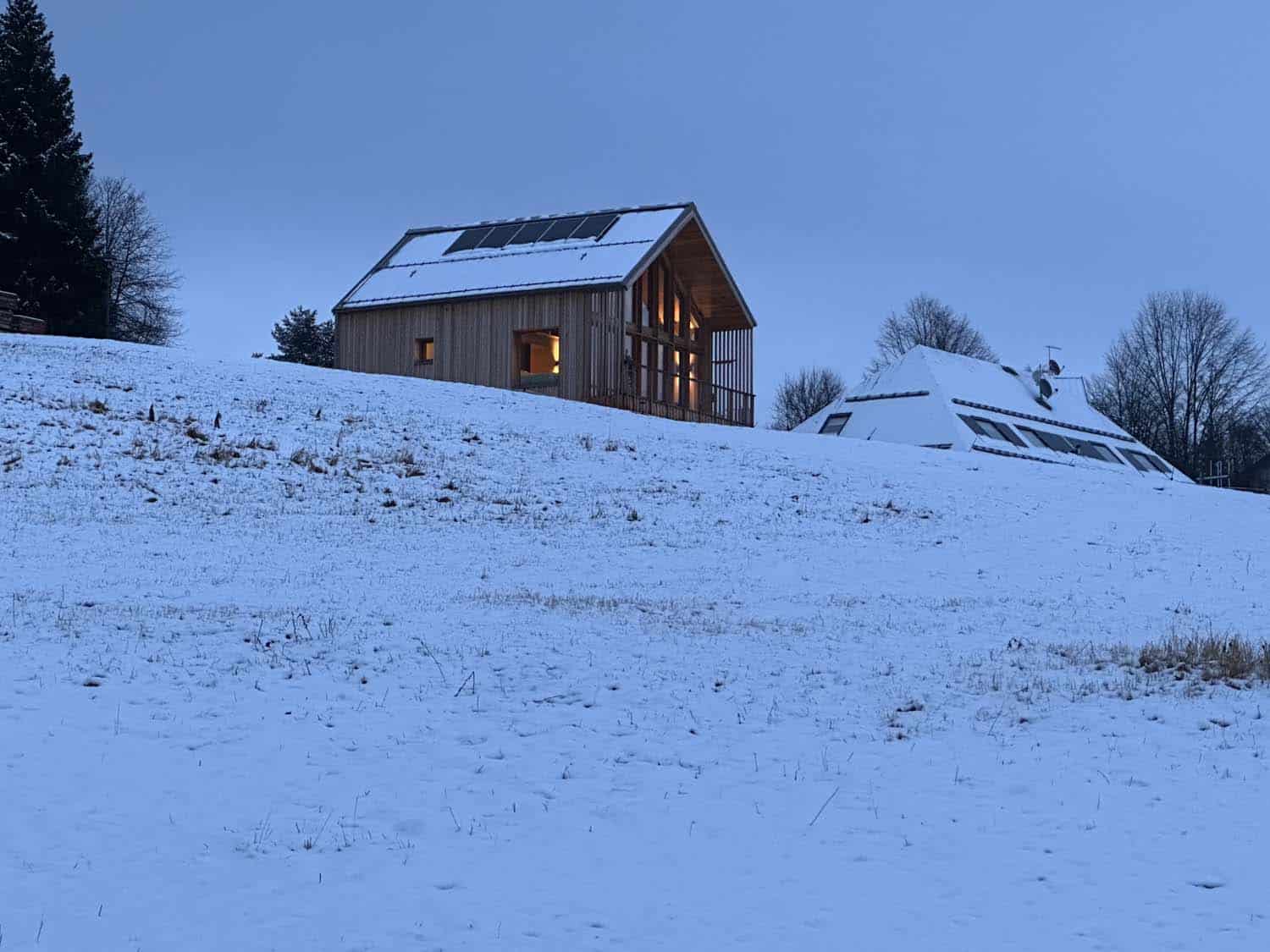 Vista esterna laterale della casa sull'Altopiano di Asiago immersa nel verde