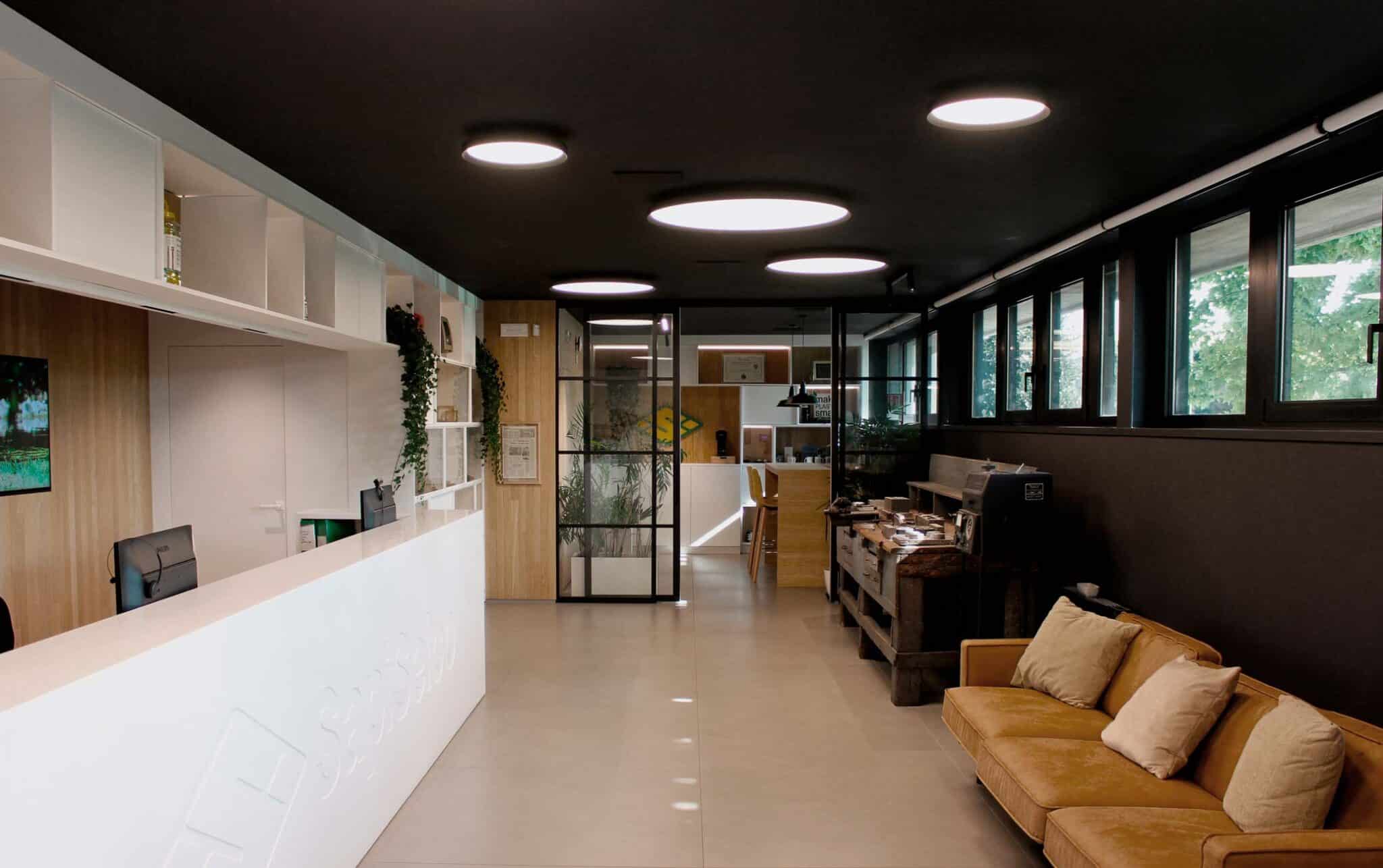 Vista interna della nuova sede Sapiselco a Saonara con spazi luminosi