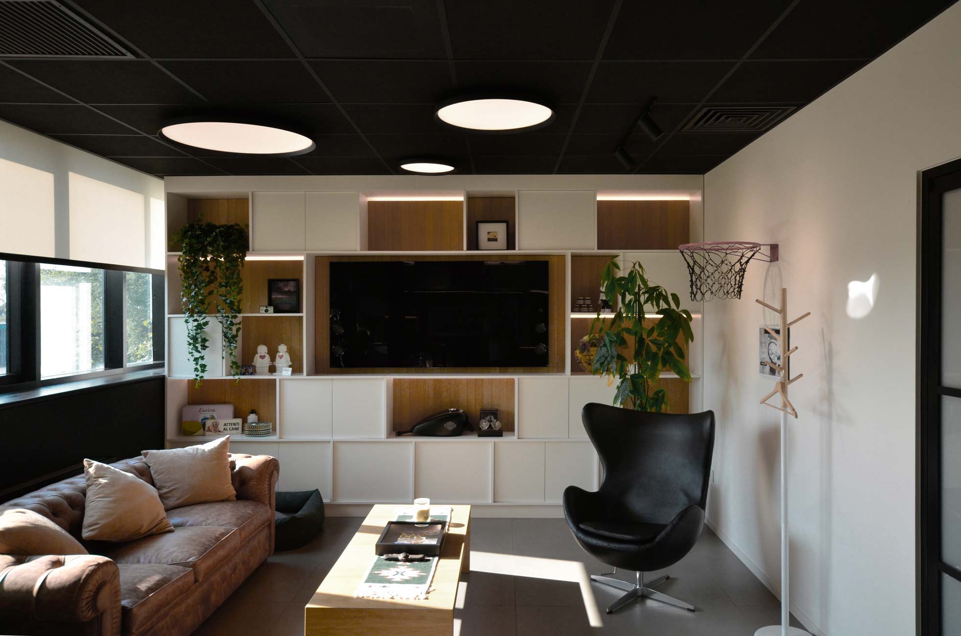 Zona relax o attesa Sapiselco con poltrone nere e tavolino