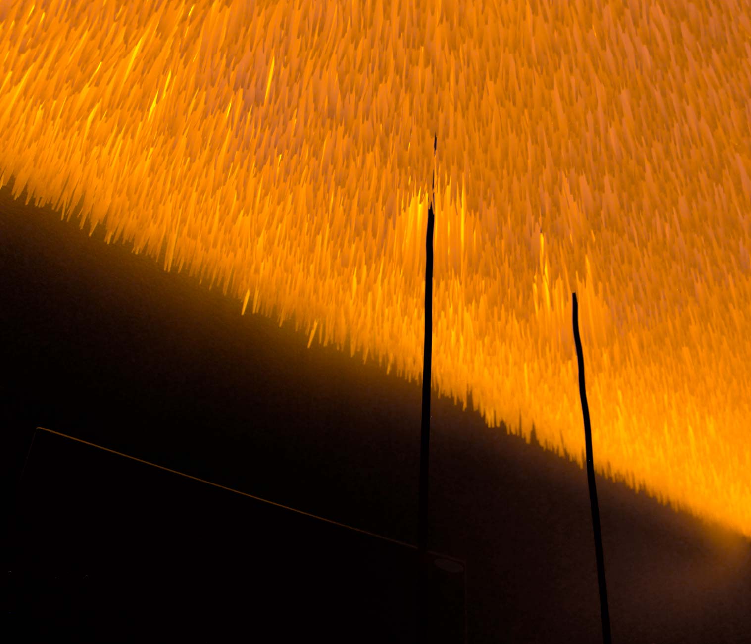 Dettaglio parete vetrata con telaio nero opaco e legno