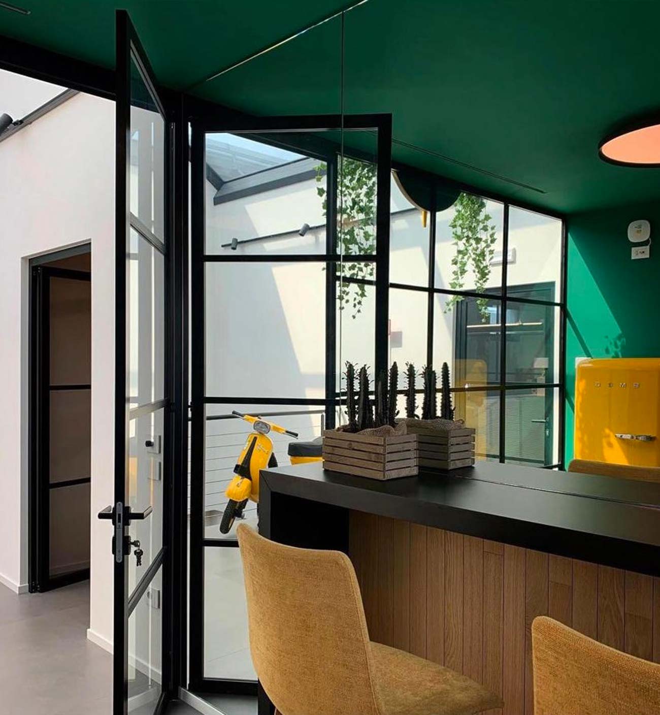 Scorcio ufficio Sapiselco con scrivanie e luce naturale