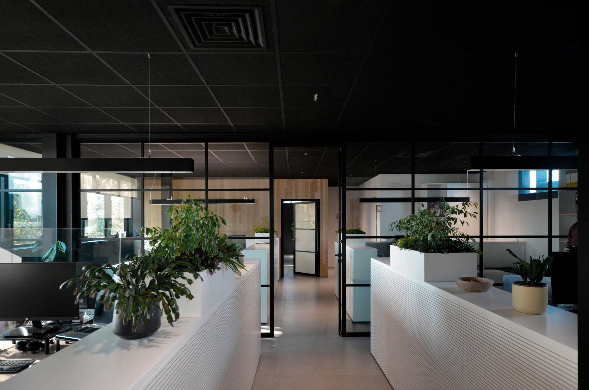 Sala riunioni Sapiselco con tavolo bianco e sedie nere